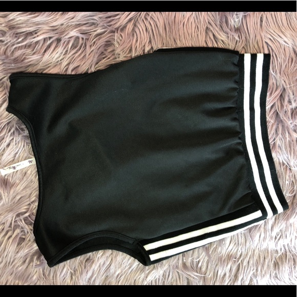 Sporty Crop Top - Picture 2 of 3